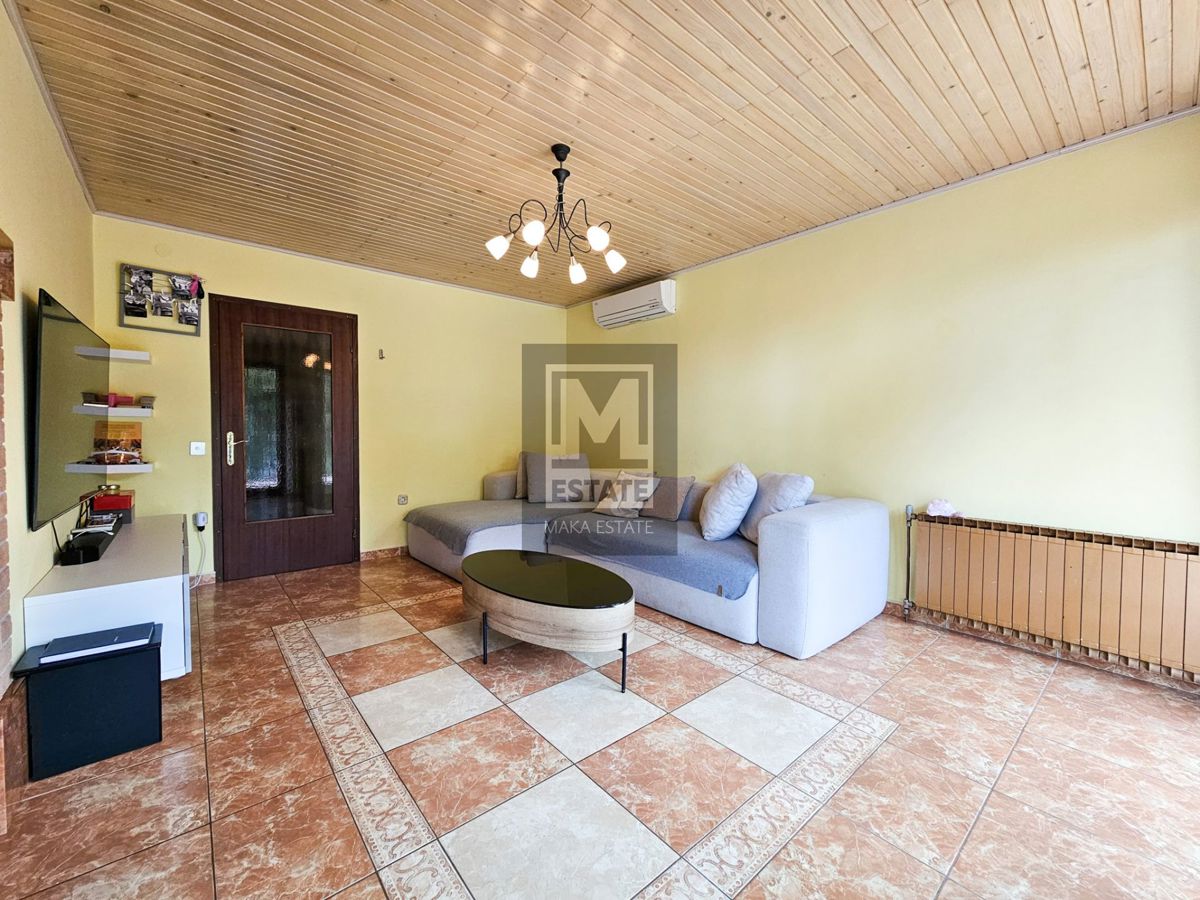 Parenzo, casa bifamiliare con due appartamenti e giardino in una posizione ambita!