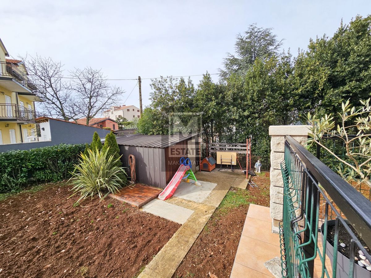 Parenzo, casa bifamiliare con due appartamenti e giardino in una posizione ambita!