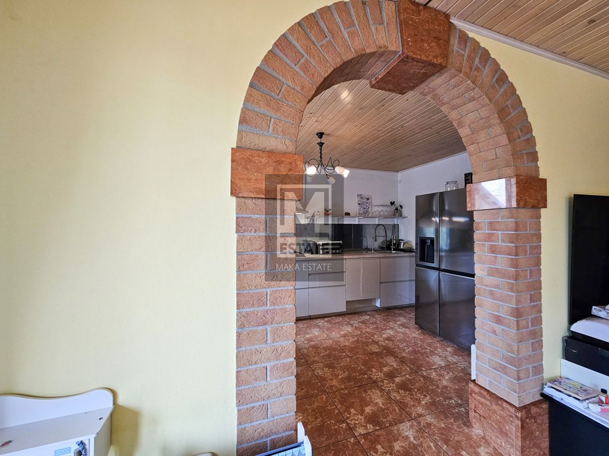 Parenzo, casa bifamiliare con due appartamenti e giardino in una posizione ambita!