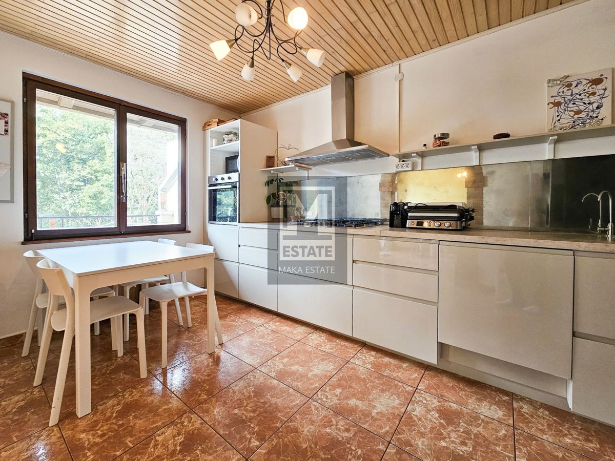 Parenzo, casa bifamiliare con due appartamenti e giardino in una posizione ambita!
