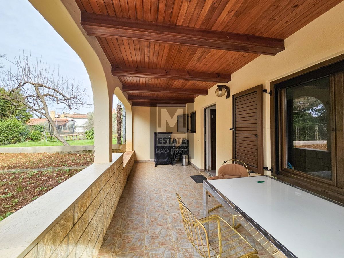 Parenzo, casa bifamiliare con due appartamenti e giardino in una posizione ambita!