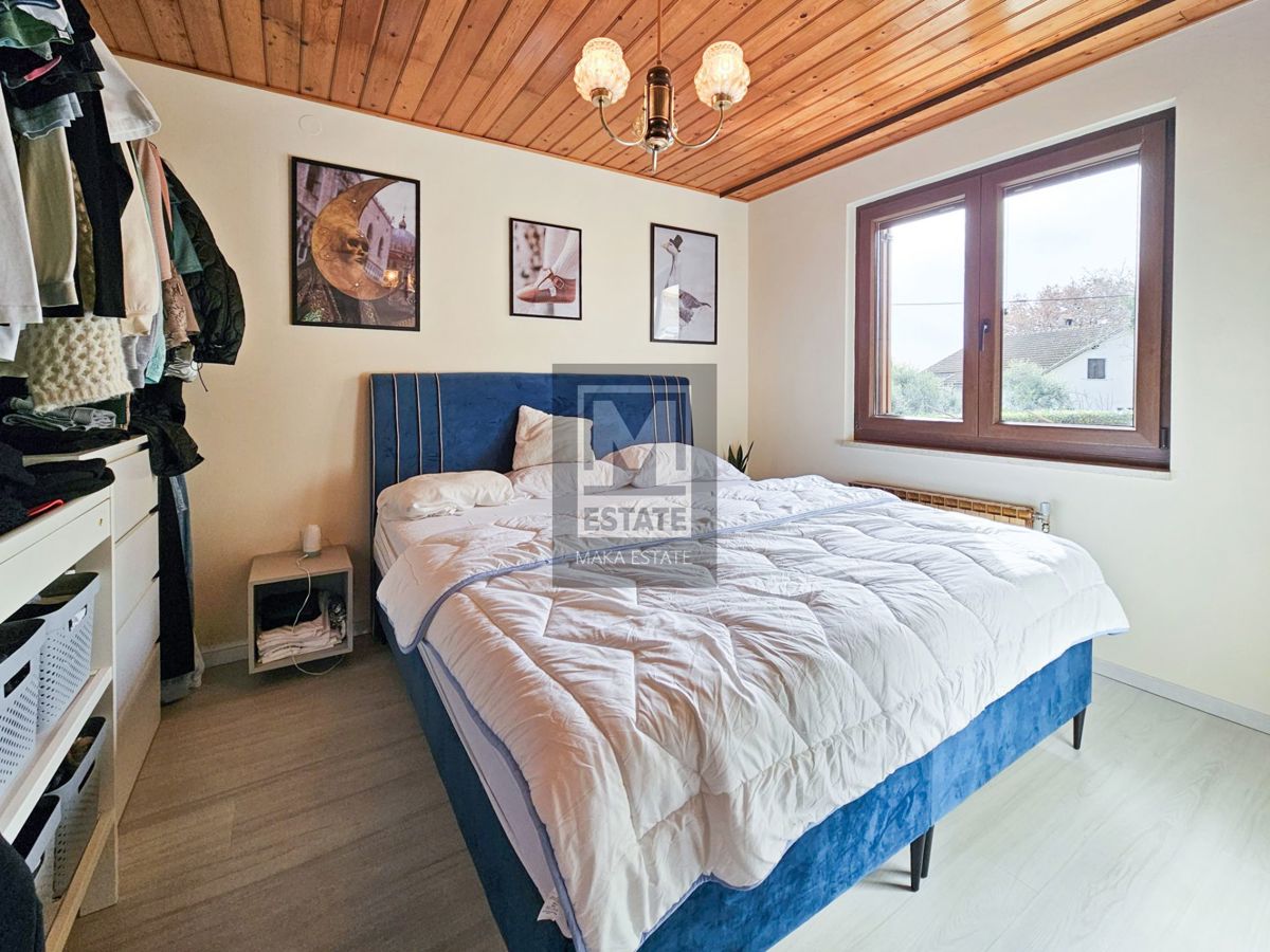Parenzo, casa bifamiliare con due appartamenti e giardino in una posizione ambita!