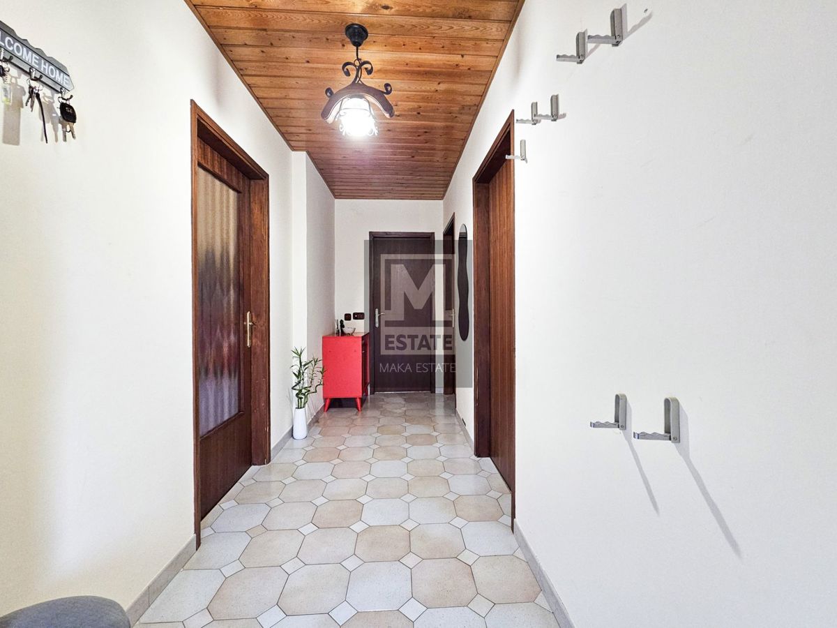 Parenzo, casa bifamiliare con due appartamenti e giardino in una posizione ambita!