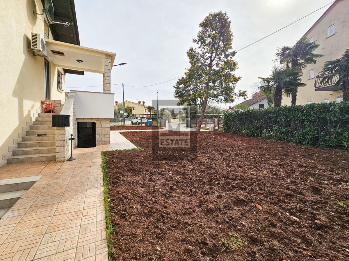 Parenzo, casa bifamiliare con due appartamenti e giardino in una posizione ambita!