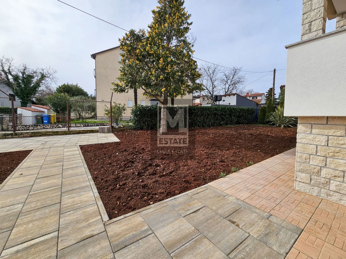 Parenzo, casa bifamiliare con due appartamenti e giardino in una posizione ambita!