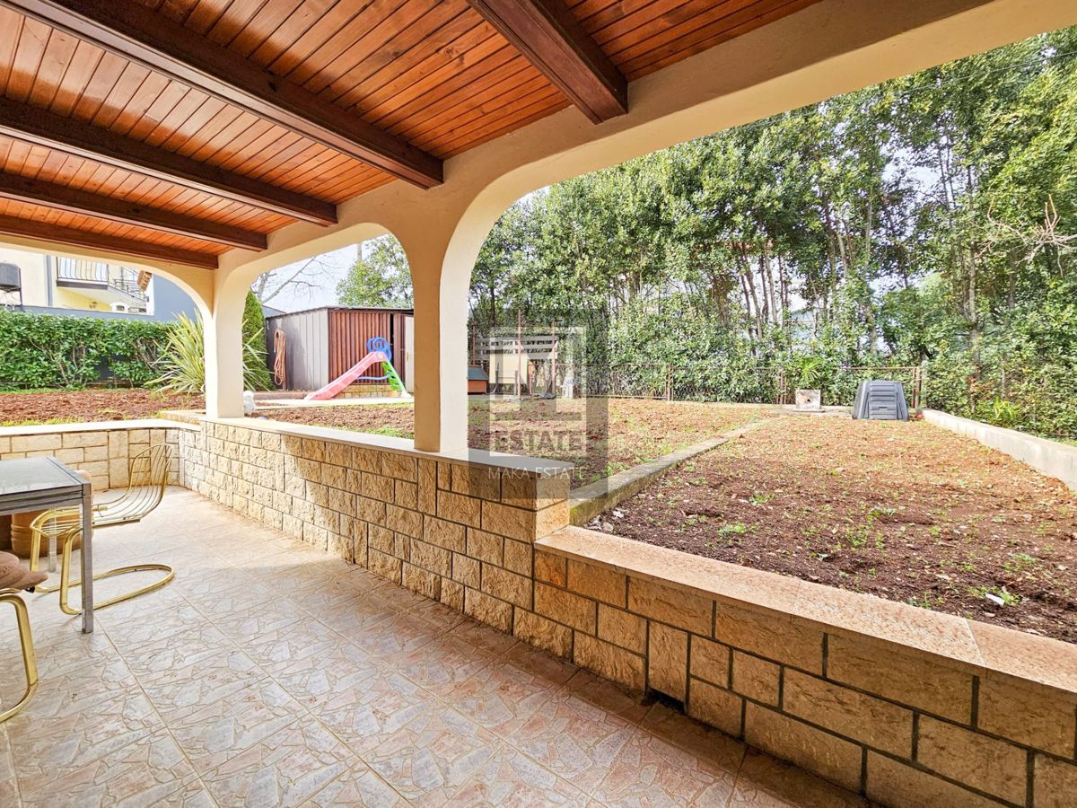 Parenzo, casa bifamiliare con due appartamenti e giardino in una posizione ambita!