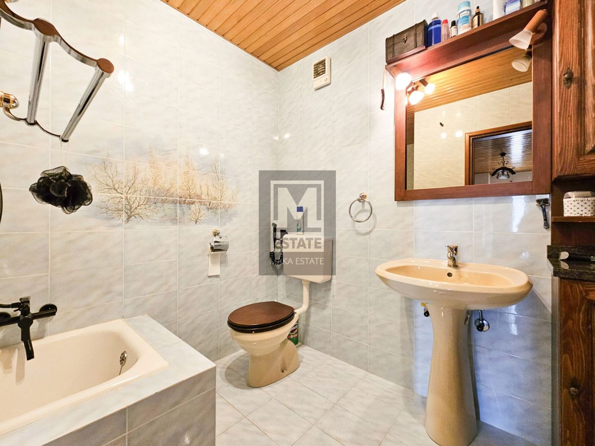 Parenzo, casa bifamiliare con due appartamenti e giardino in una posizione ambita!