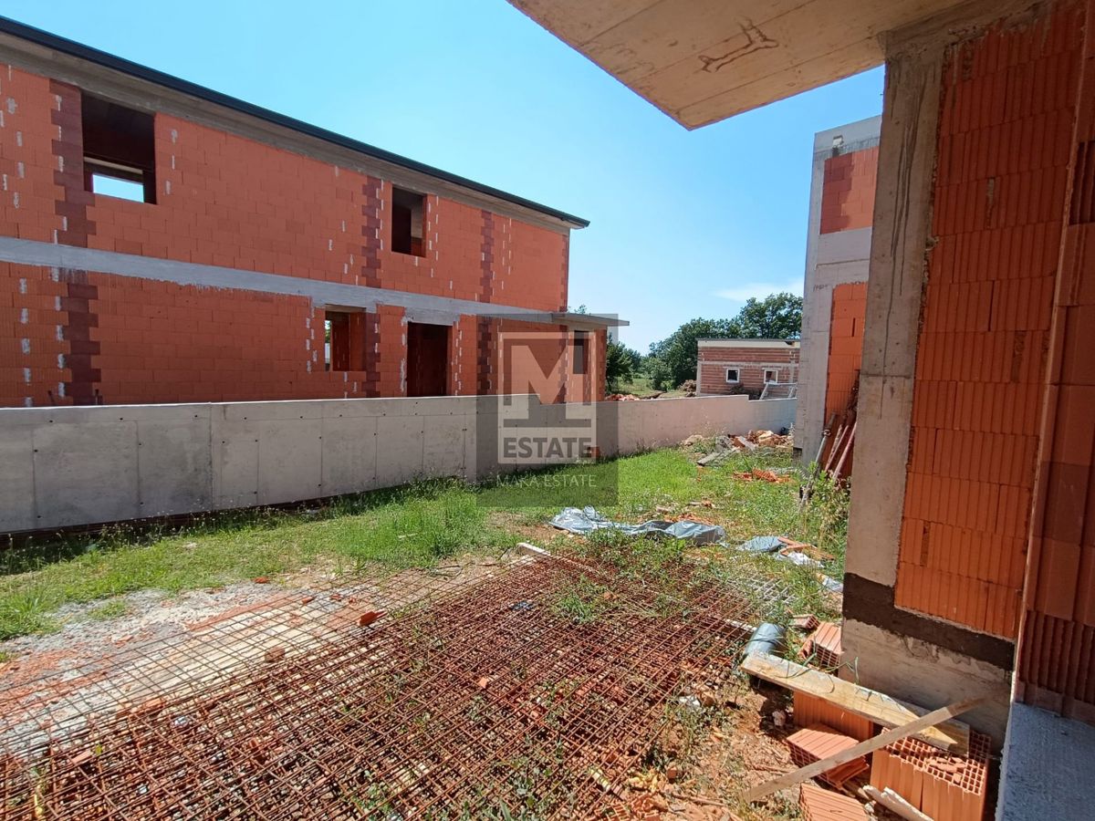Parenzo, dintorni, moderna casa a schiera in una posizione tranquilla