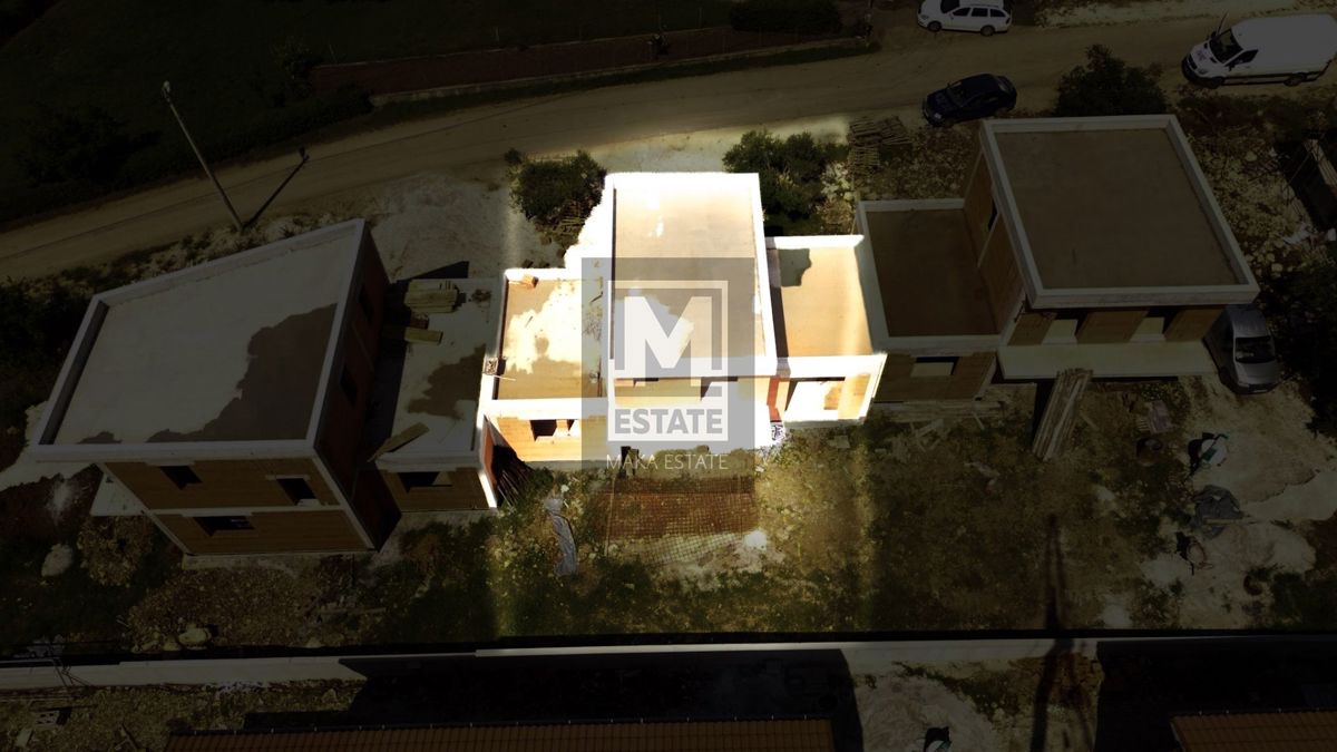 Parenzo, dintorni, moderna casa a schiera in una posizione tranquilla