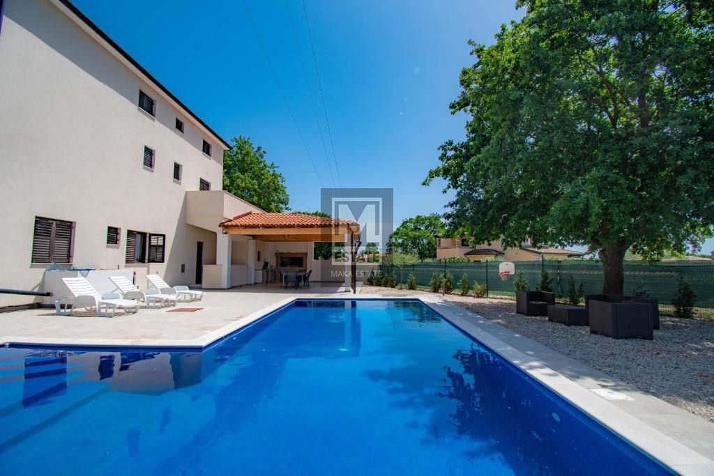 Parenzo, dintorni, ottima villa con piscina e ampio giardino!