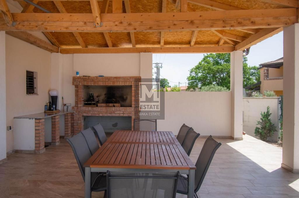 Parenzo, dintorni, ottima villa con piscina e ampio giardino!