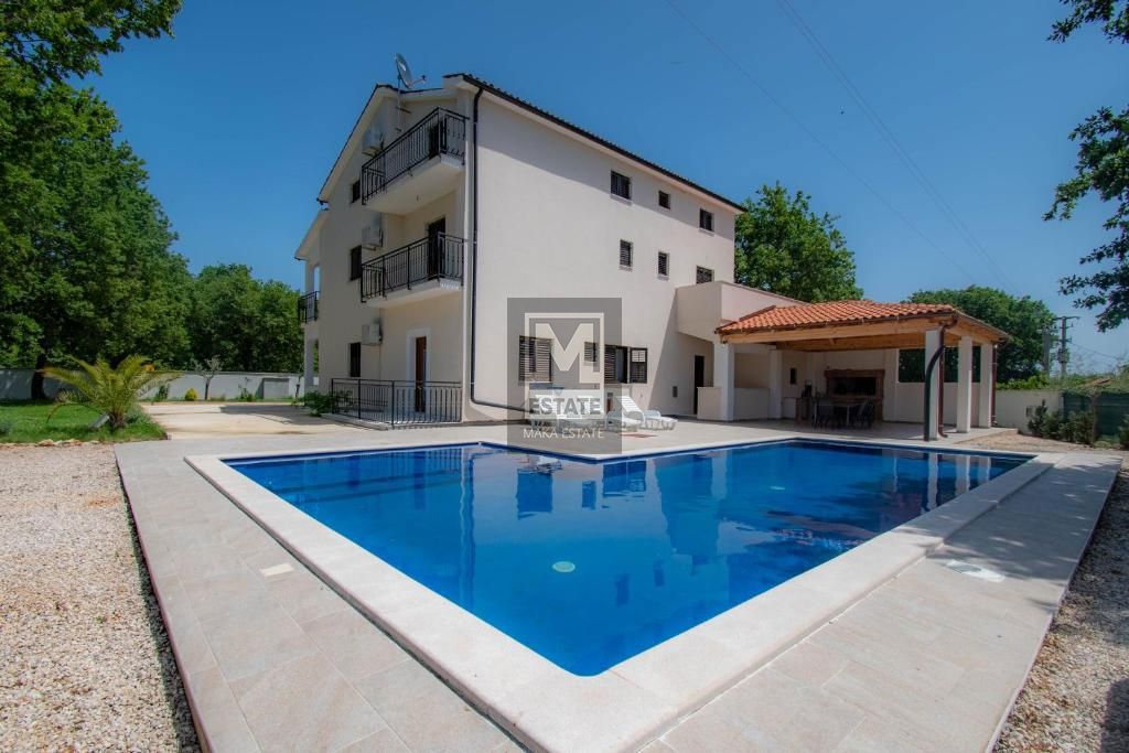 Parenzo, dintorni, ottima villa con piscina e ampio giardino!
