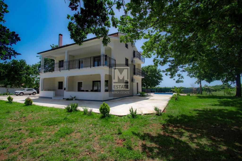 Parenzo, dintorni, ottima villa con piscina e ampio giardino!