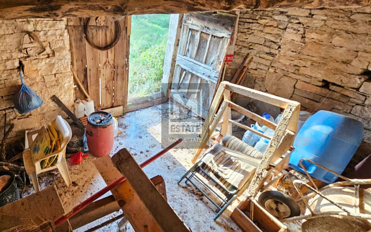 Istria, Oprtalj, tenuta con ampio terreno e vista mare!