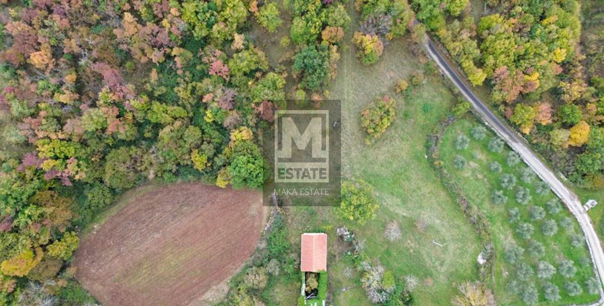 Istria, Oprtalj, tenuta con ampio terreno e vista mare!