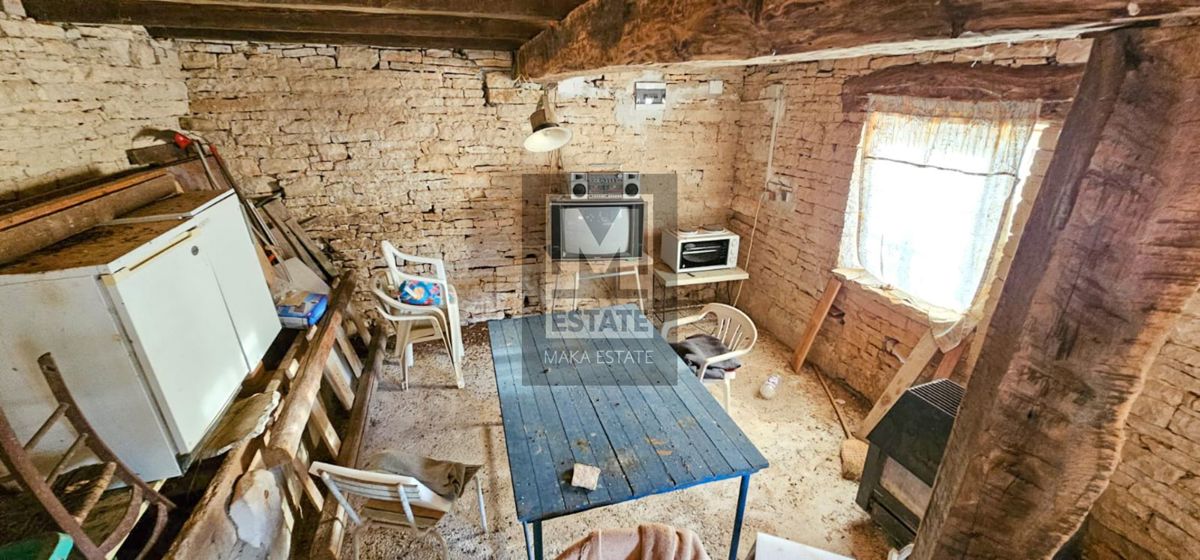 Istria, Oprtalj, tenuta con ampio terreno e vista mare!