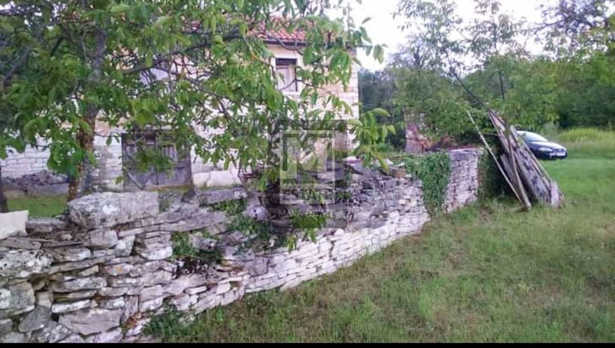 Istria, Oprtalj, tenuta con ampio terreno e vista mare!