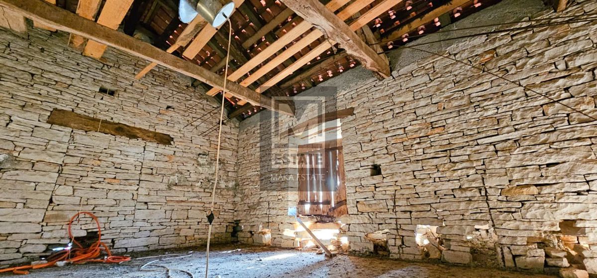 Istria, Oprtalj, tenuta con ampio terreno e vista mare!