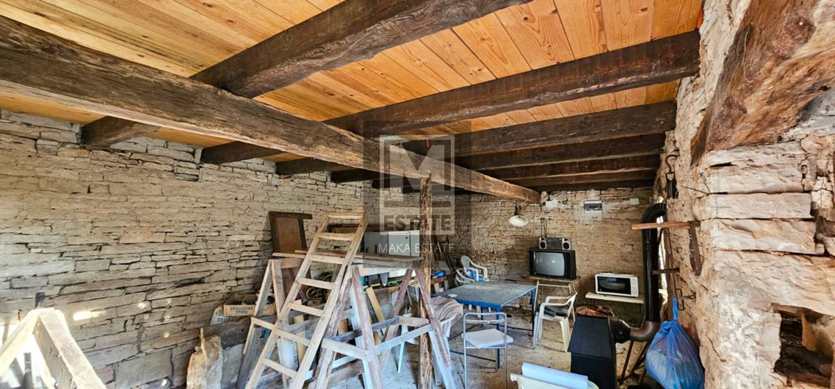 Istria, Oprtalj, tenuta con ampio terreno e vista mare!