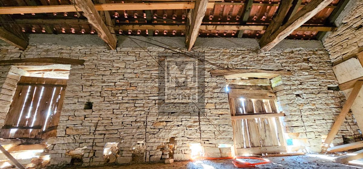 Istria, Oprtalj, tenuta con ampio terreno e vista mare!