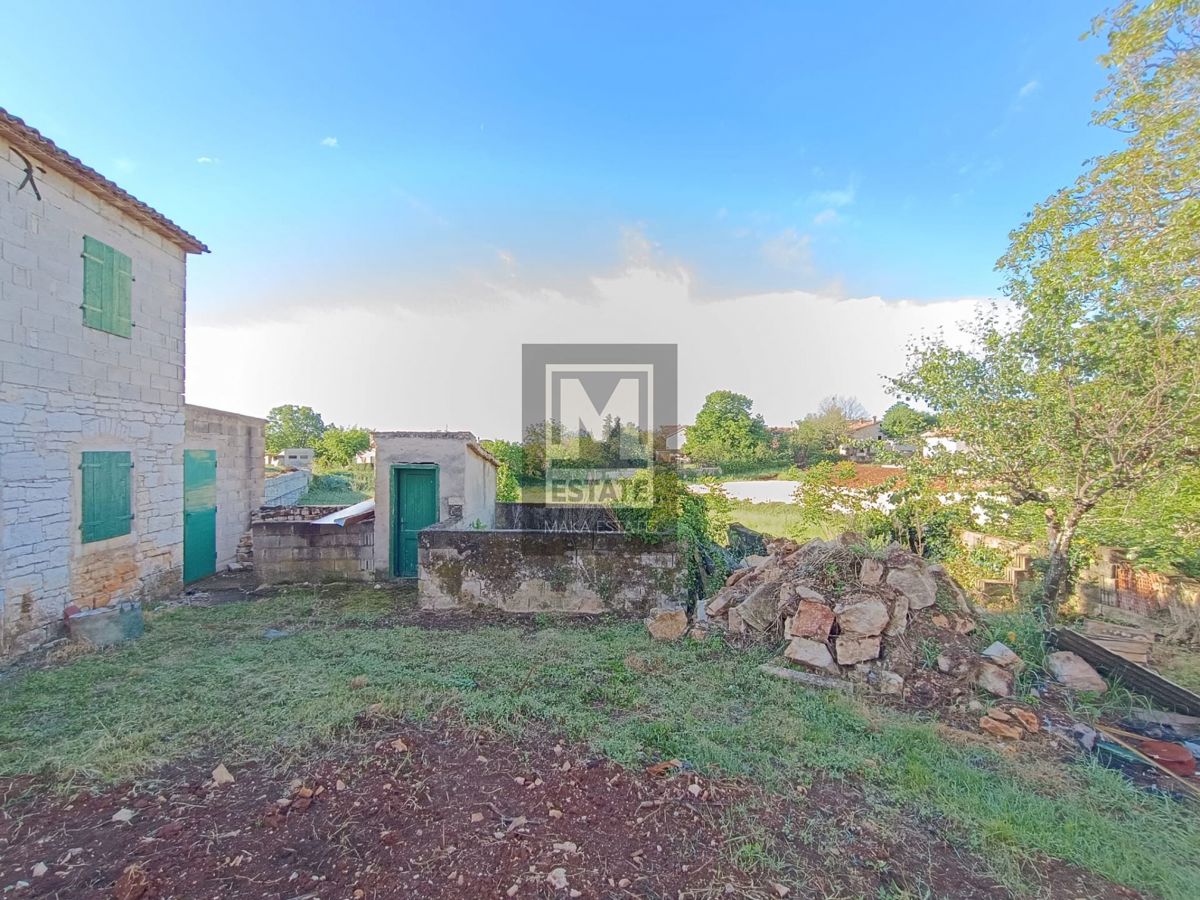 Poreč, dintorni, due case con giardino da adattare