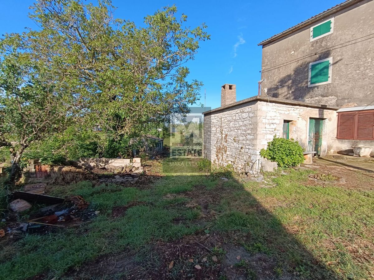 Poreč, dintorni, due case con giardino da adattare