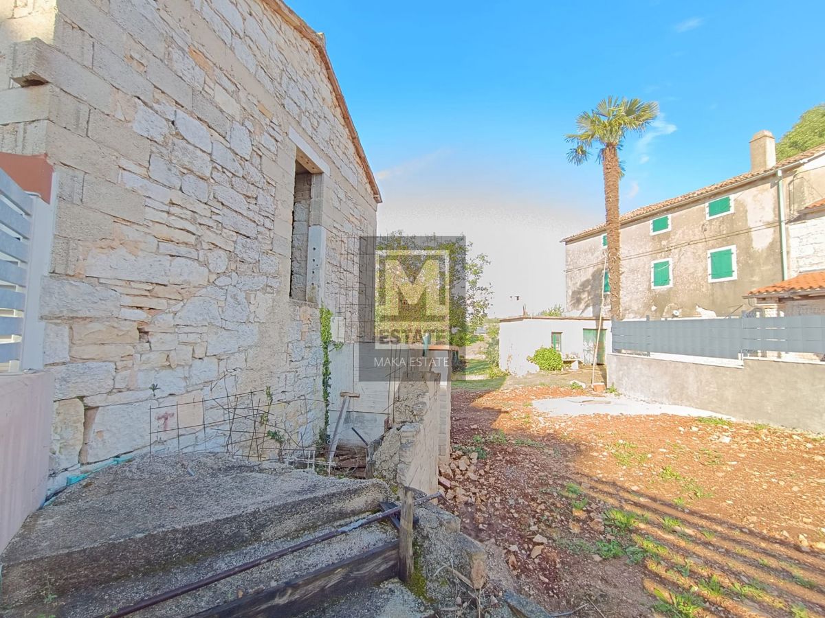 Poreč, dintorni, due case con giardino da adattare