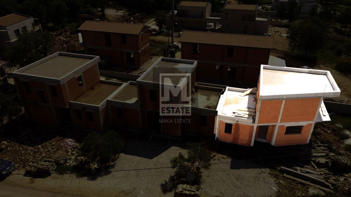 Parenzo, dintorni, casa moderna in fondo alla fila in una posizione tranquilla