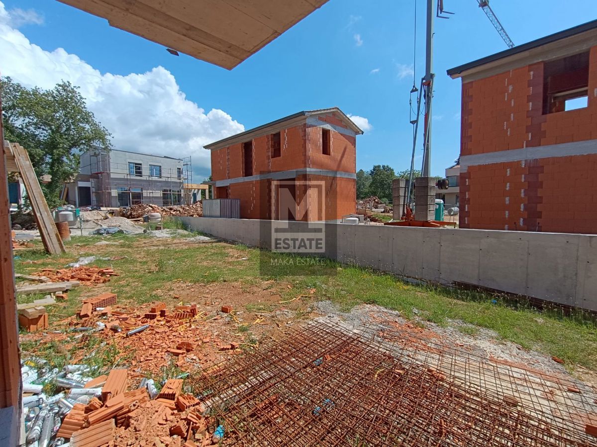 Parenzo, dintorni, casa moderna in fondo alla fila in una posizione tranquilla