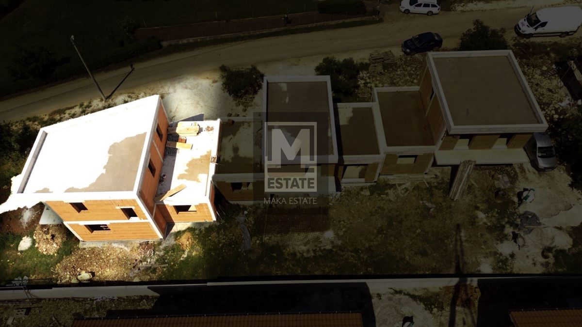 Parenzo, dintorni, casa moderna in fondo alla fila in una posizione tranquilla
