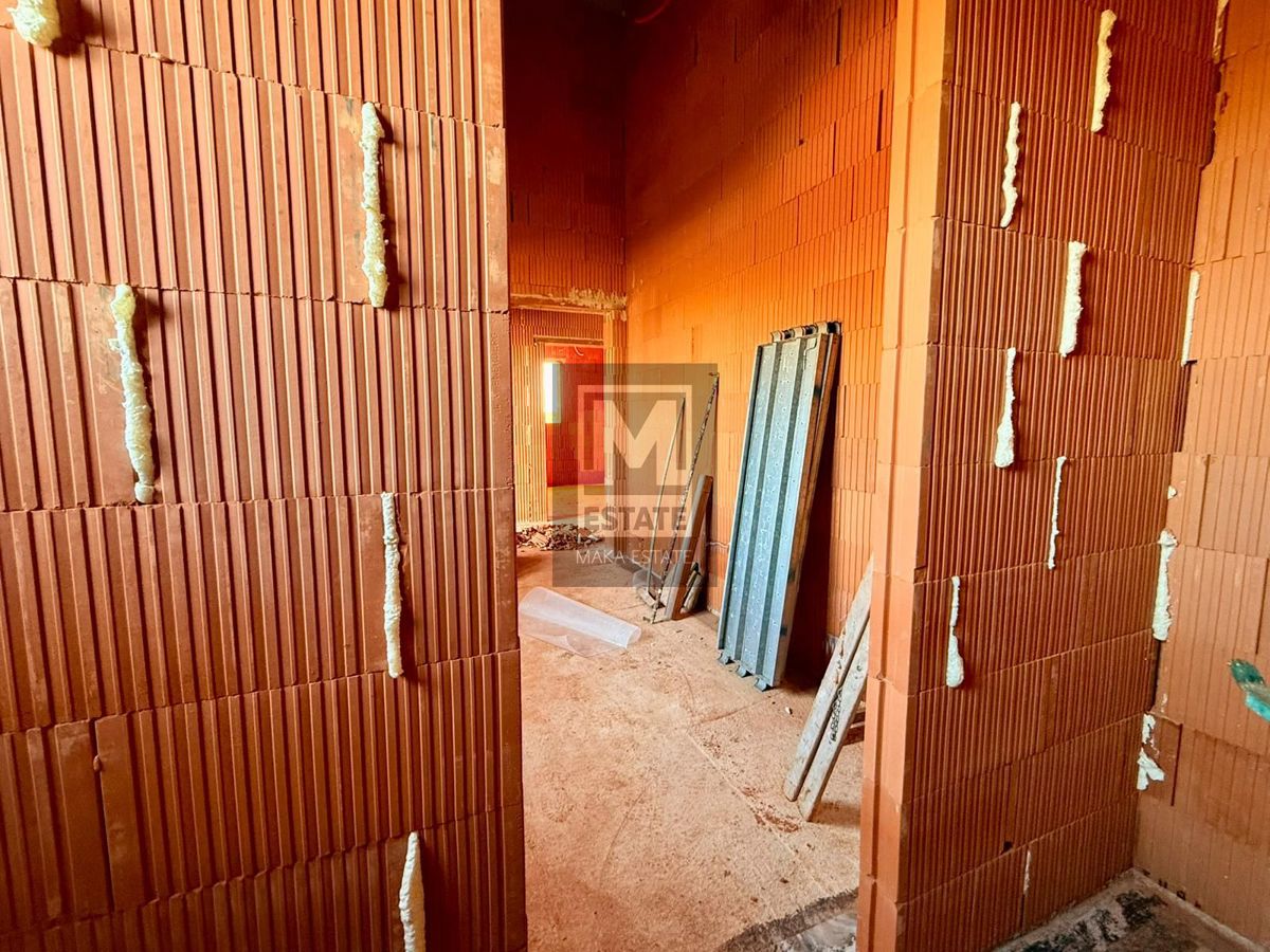 Parenzo, dintorni, moderna casa a un piano con piscina in fase di completamento!