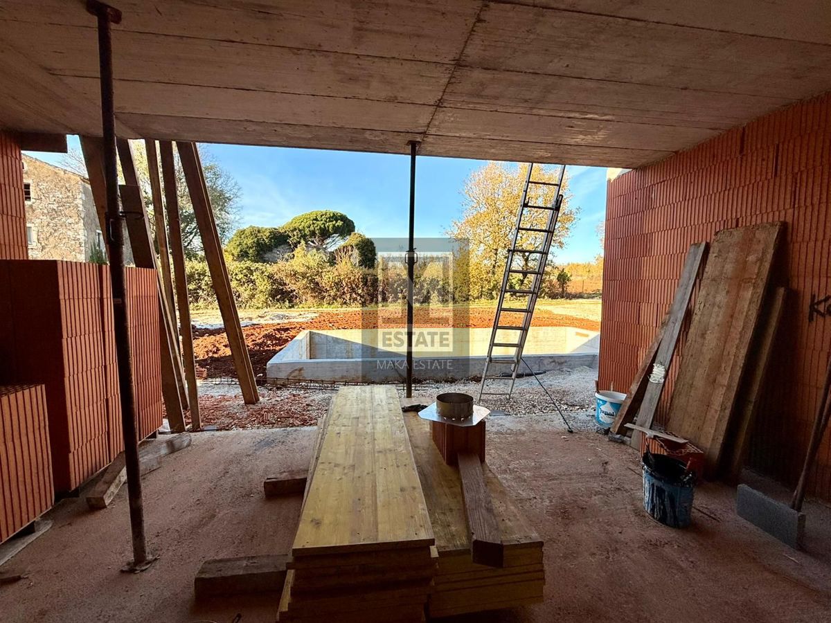 Parenzo, dintorni, moderna casa a un piano con piscina in fase di completamento!