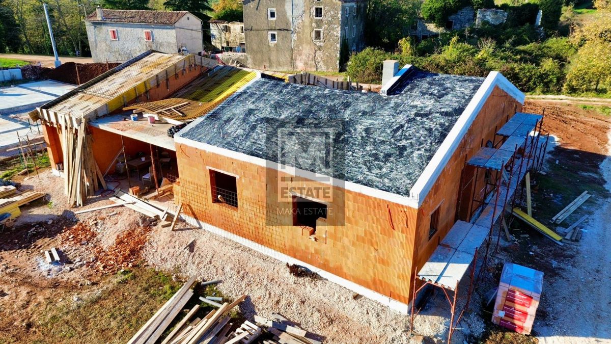 Parenzo, dintorni, moderna casa a un piano con piscina in fase di completamento!