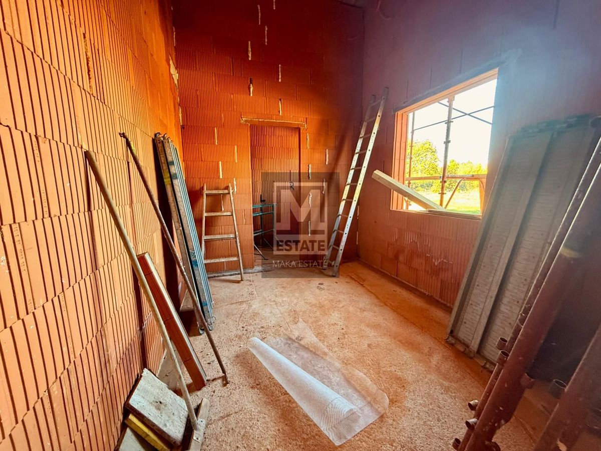 Parenzo, dintorni, moderna casa a un piano con piscina in fase di completamento!