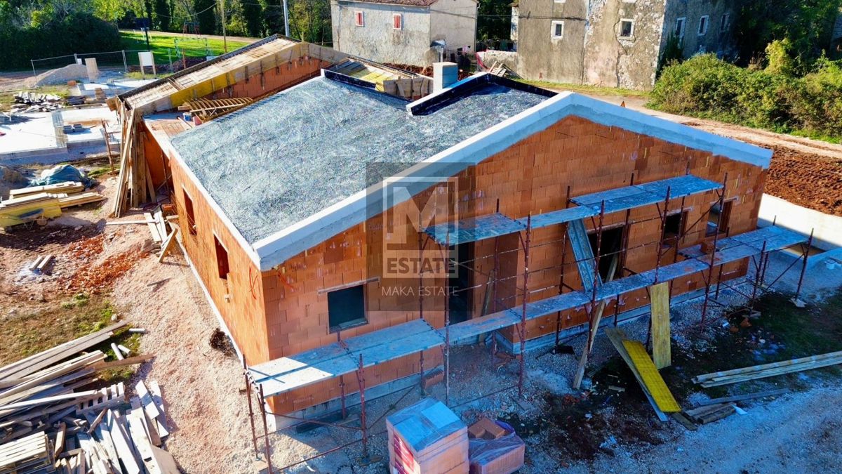 Parenzo, dintorni, moderna casa a un piano con piscina in fase di completamento!