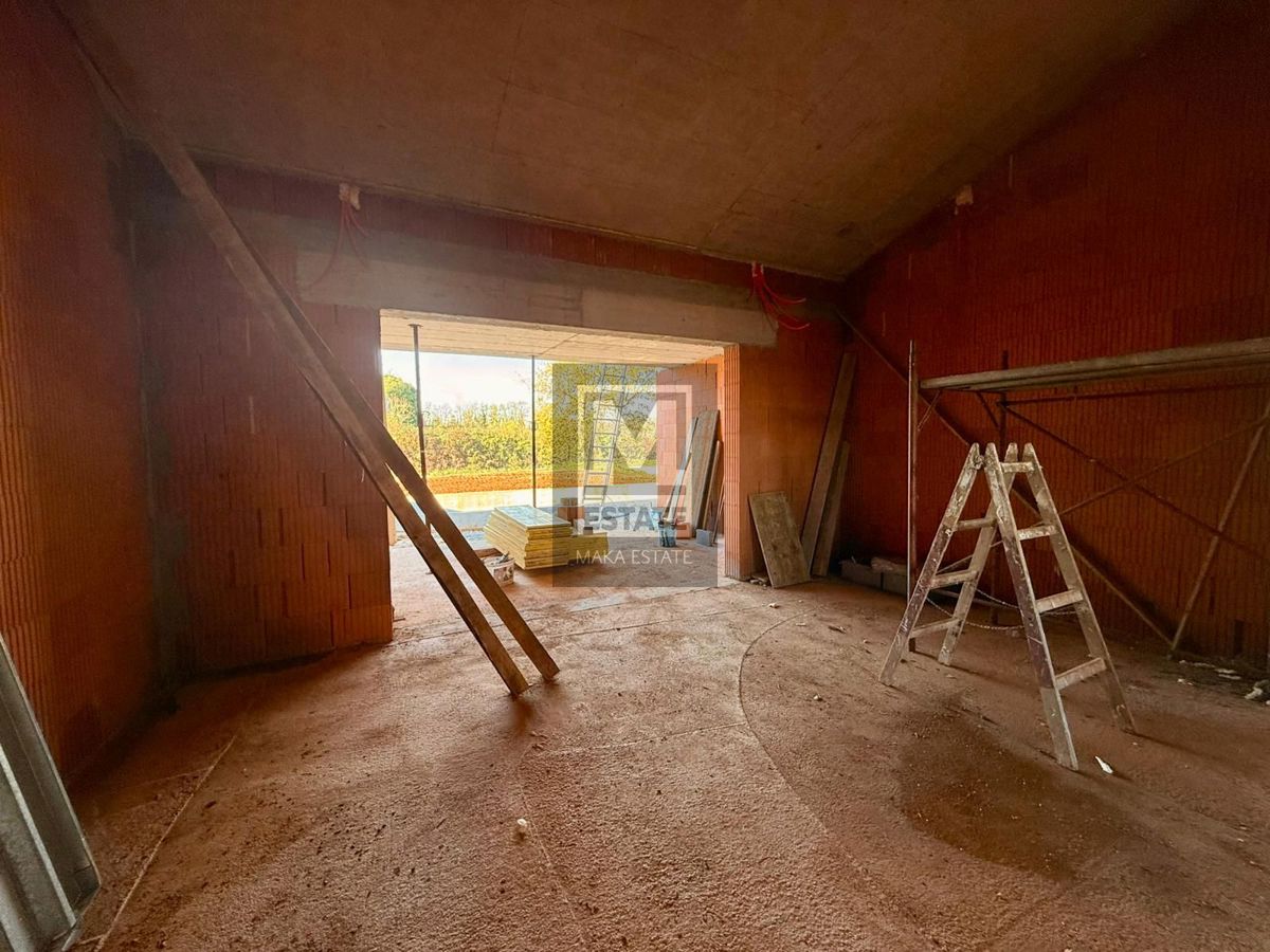 Parenzo, dintorni, moderna casa a un piano con piscina in fase di completamento!