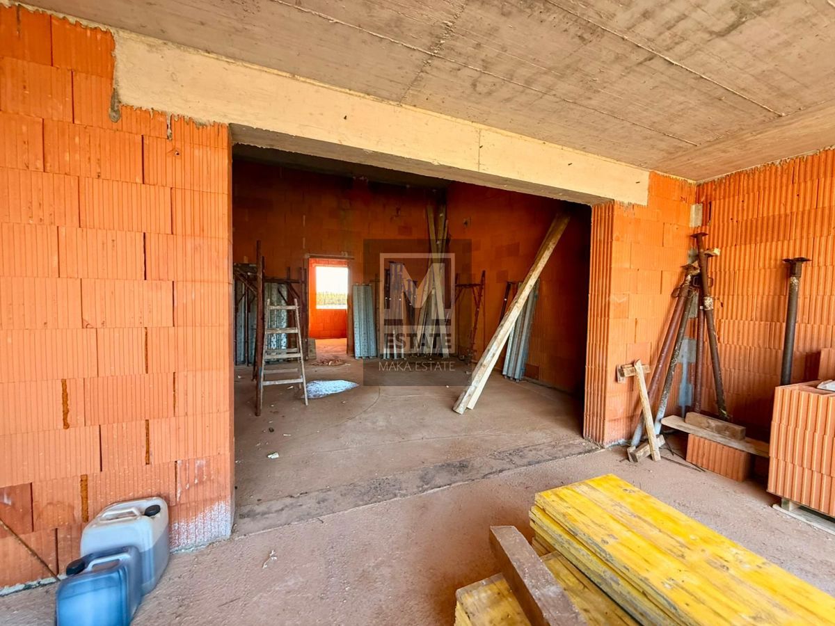 Parenzo, dintorni, moderna casa a un piano con piscina in fase di completamento!