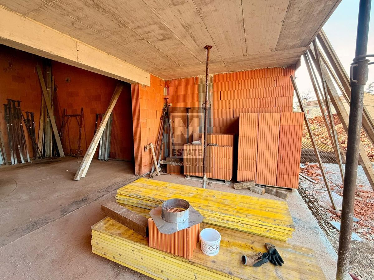 Parenzo, dintorni, moderna casa a un piano con piscina in fase di completamento!