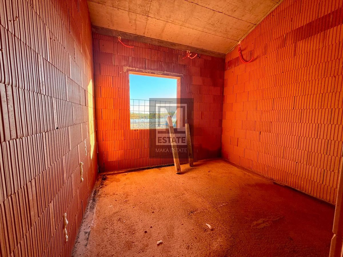 Parenzo, dintorni, moderna casa a un piano con piscina in fase di completamento!