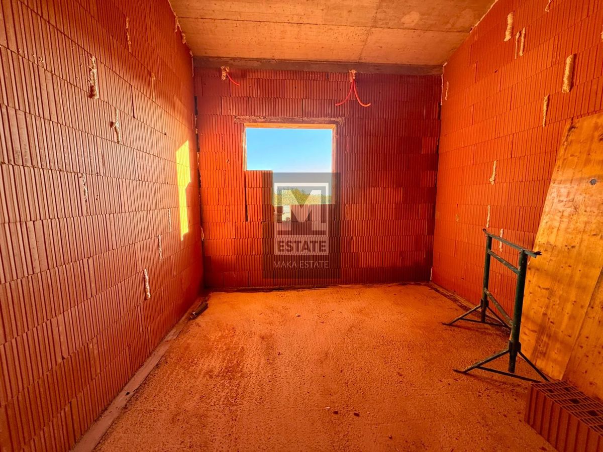 Parenzo, dintorni, moderna casa a un piano con piscina in fase di completamento!