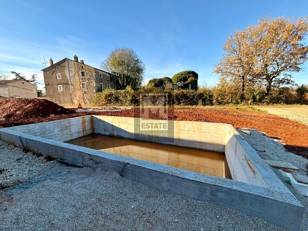 Parenzo, dintorni, moderna casa a un piano con piscina in fase di completamento!