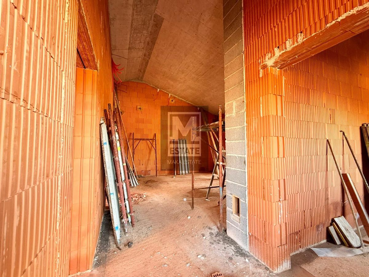 Parenzo, dintorni, moderna casa a un piano con piscina in fase di completamento!