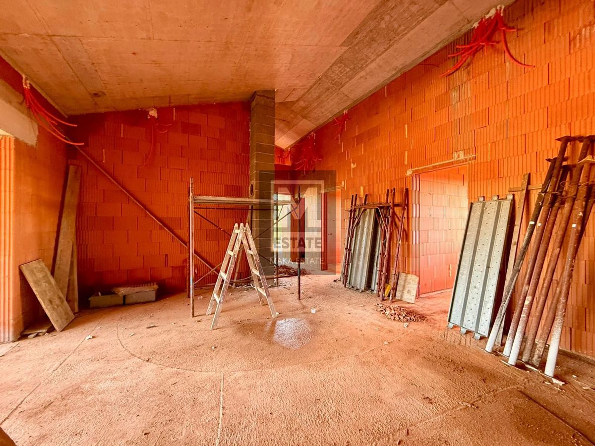 Parenzo, dintorni, moderna casa a un piano con piscina in fase di completamento!