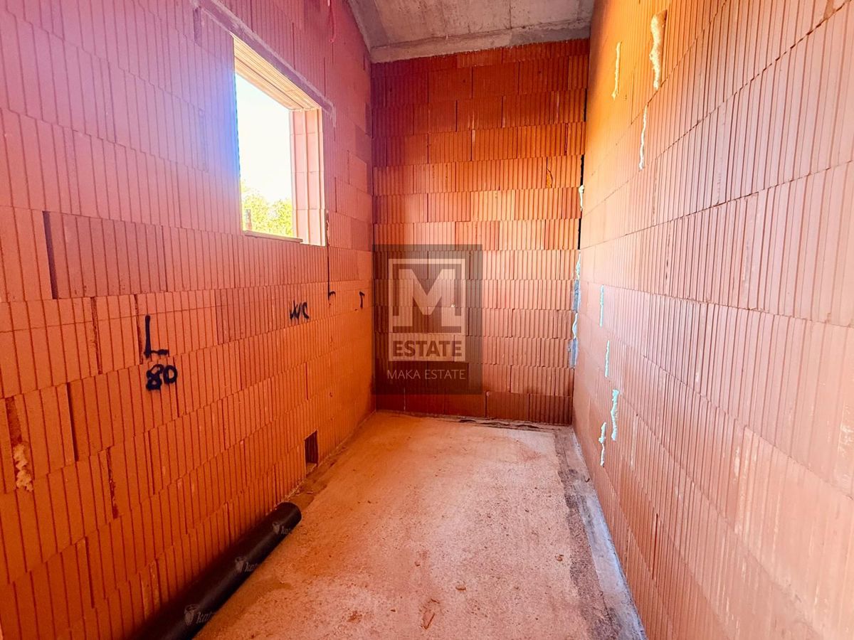 Parenzo, dintorni, moderna casa a un piano con piscina in fase di completamento!