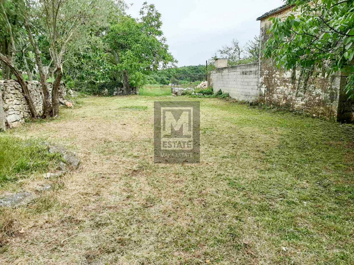 Parenzo, dintorni, antico con ampio giardino!