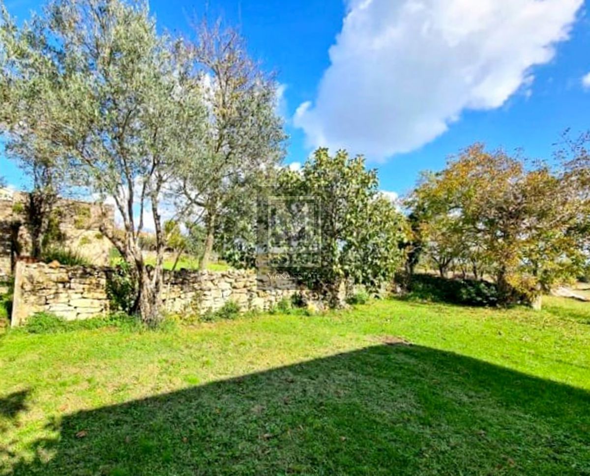 Parenzo, dintorni, antico con ampio giardino!
