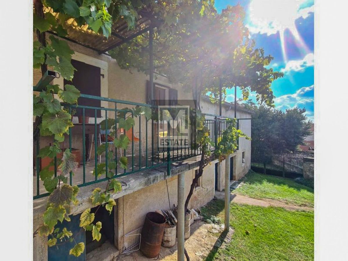 Parenzo, dintorni, antico con ampio giardino!