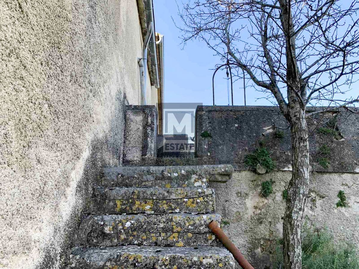 Parenzo, dintorni, antico con ampio giardino!