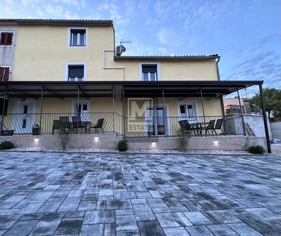 Parenzo, dintorni, Casa bifamiliare ristrutturata con giardino