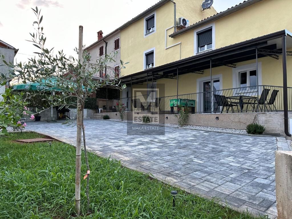 Parenzo, dintorni, Casa bifamiliare ristrutturata con giardino